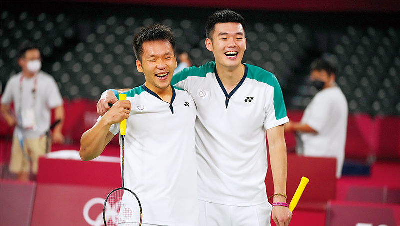 李洋（左）、王齊麟（右），面對中國雙塔組合成功以直落二拿下東奧金牌，這也是台灣奧運史上羽球男雙首面金牌